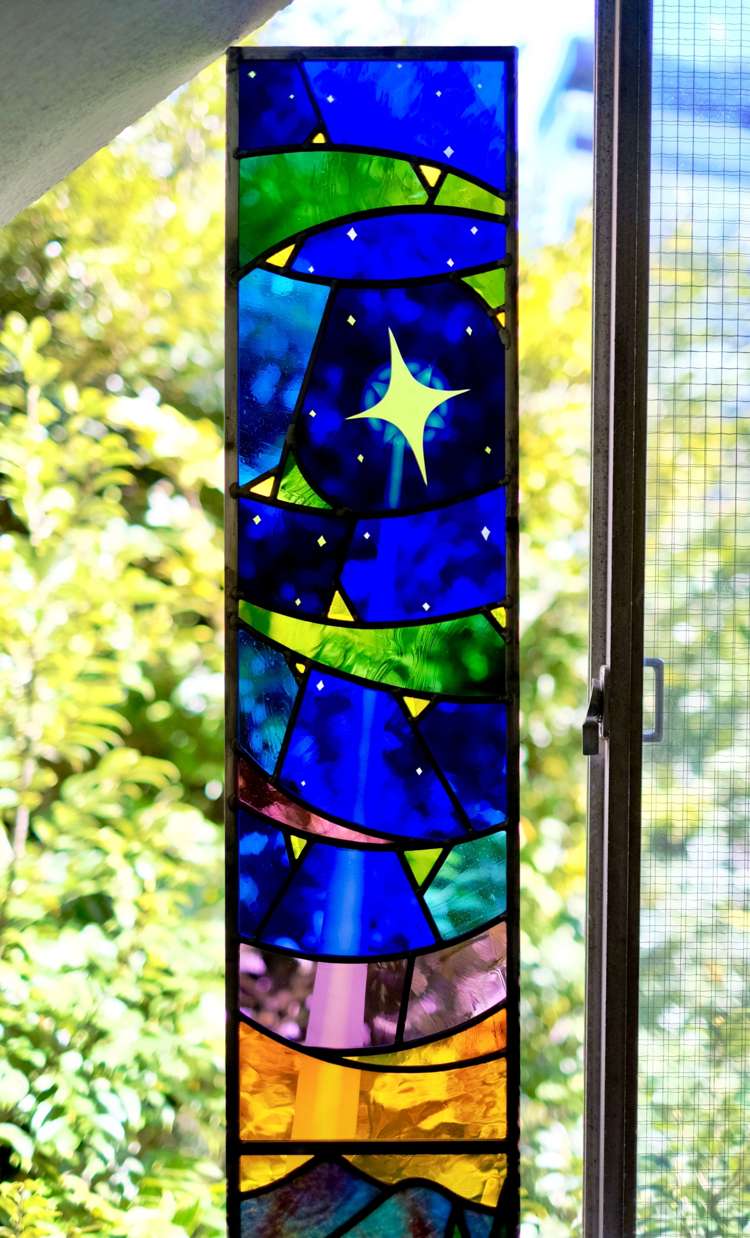 目黒星美学園小学校のステンドグラス。空の部分はサンドブラストして星からの光を表現しました。