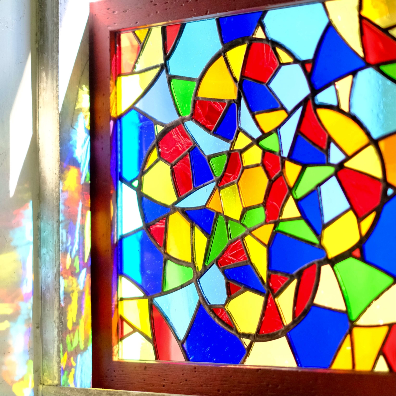 カラフルな色彩が壁に映ります。カラフルなステンドグラス。