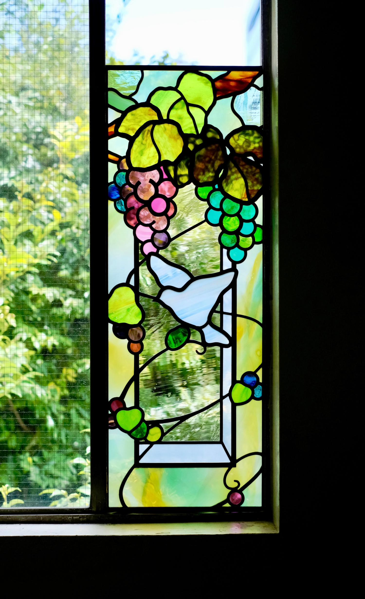 別荘にオーダーのハトとブドウのステンドグラス