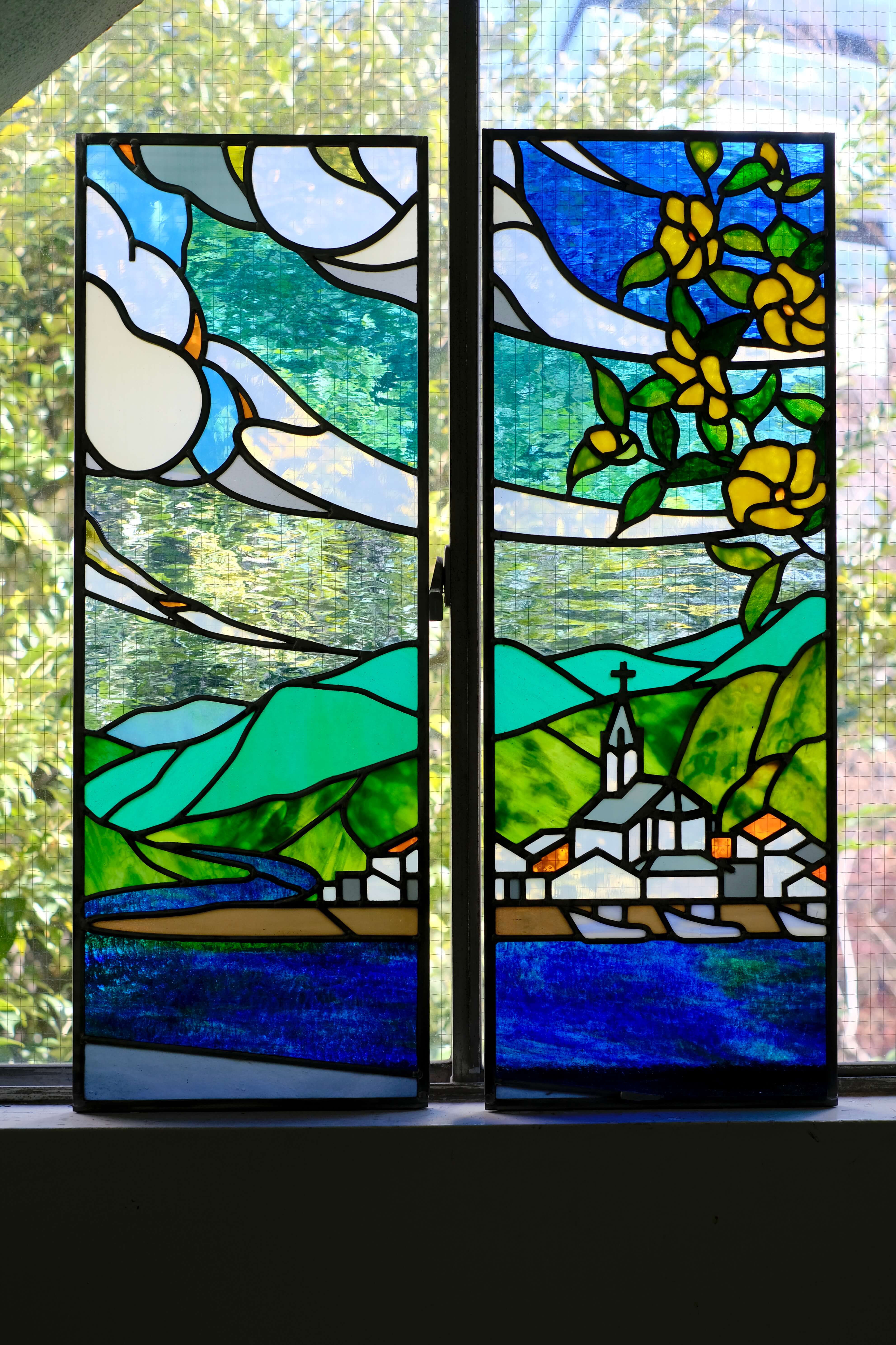 天草の教会を入れた風景のステンドグラス