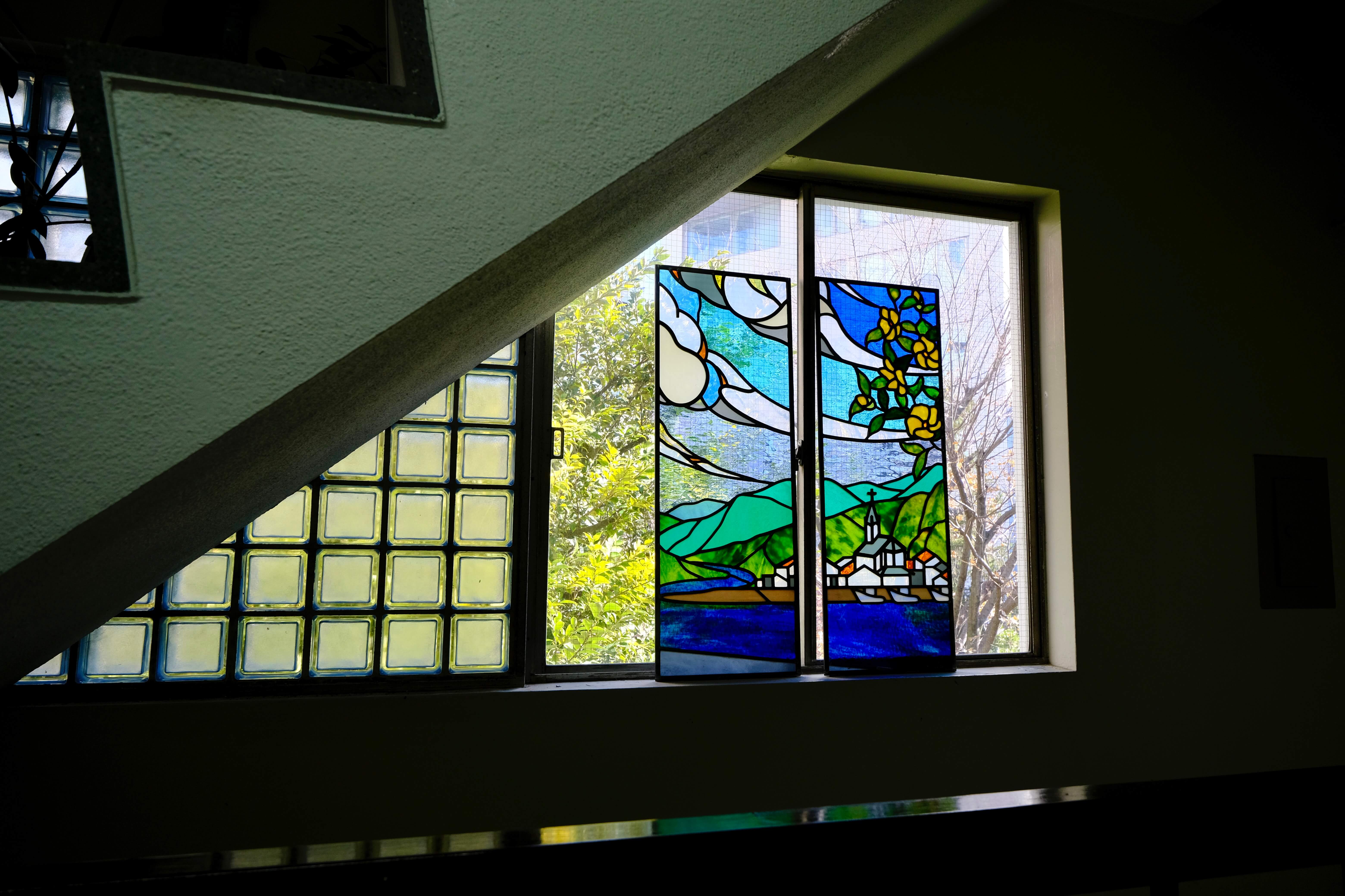 天草の教会を入れた風景のステンドグラス