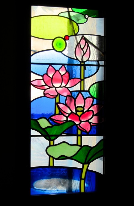 寺院のハス　ステンドグラス
