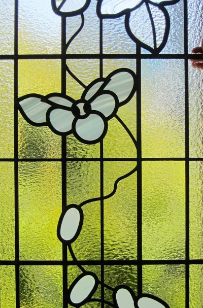 蚕と繭と桑の葉のステンドグラス