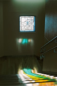 階段を降りるステンドグラスの光