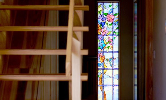 群馬県／ティファニー風 ハチドリの窓 のアイキャッチ画像