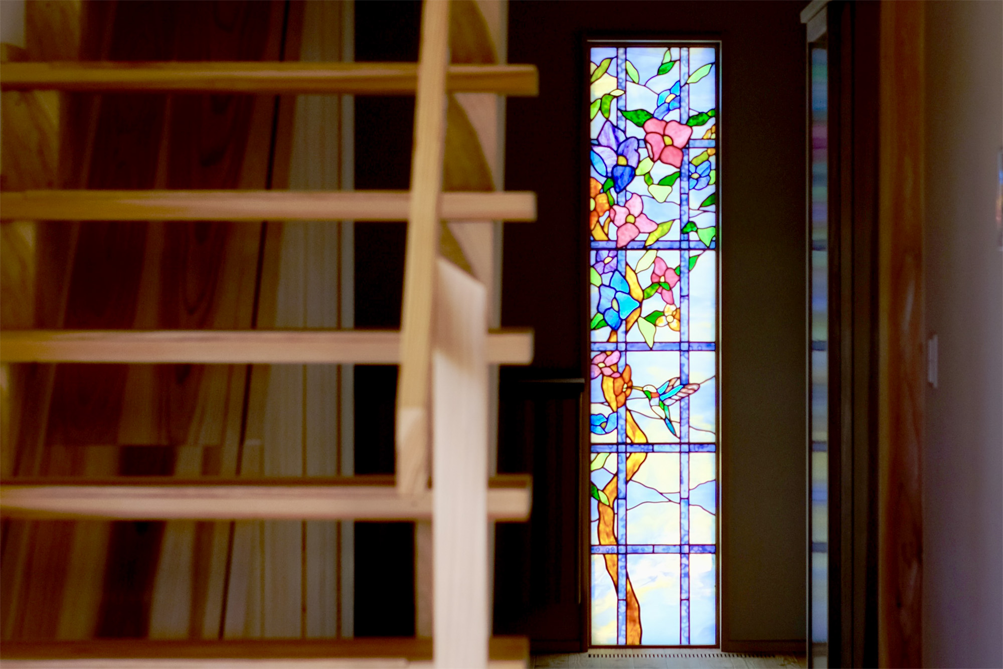 群馬県／ティファニー風 ハチドリの窓 のアイキャッチ画像