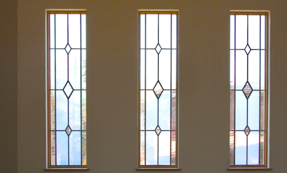 色のないシンプルな３連窓 のアイキャッチ画像